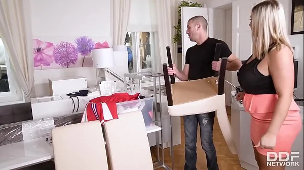 १८ साल की सौतेली बहन भाई के साथ बिस्तर पर लेटेगी तो चुदाई तो होगी ही